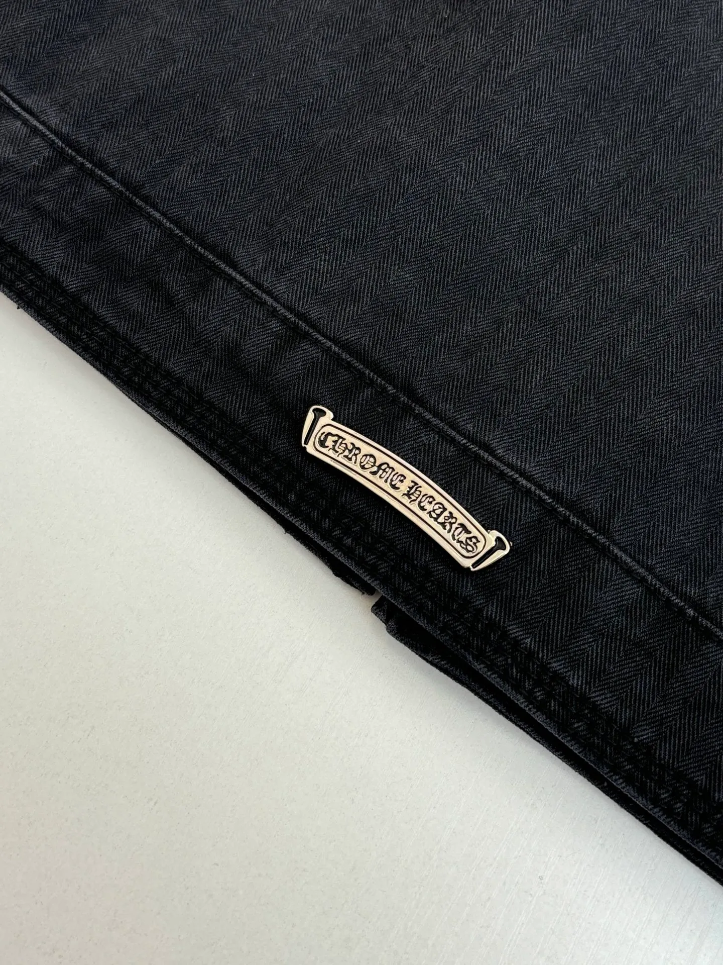 P790 Chrome Hearts*/Chrome Hearts 26Fw new herringbone pattern washed workwear cotton fabric. The main body fabric is made of pure cotton fabric with herringbone pattern woven according to YB. It has a three-dimensional crisp effect. The lining is made of jacquard pure cotton fabric. Minimum order. Ready-made garments are washed. Natural gray effect (Chehao garments stayed in the washing factory for a month and finally the effect was perfect). Due to the difficulty of washing, the scrap rate is extremely high and treasure the spot. The x neckline is cut and cut with genuine sheepskin film, and the molded hardware is aged and oxidized. Size: S/M/L